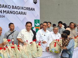 Heru Budi Bagikan 450 Paket Sembako ke Korban Kebakaran Manggarai