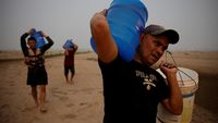 Perjuangan Mendapat Air Bersih Saat Sungai Amazon Mengering Parah