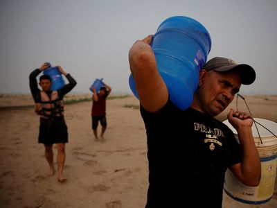Perjuangan Mendapat Air Bersih Saat Sungai Amazon Mengering Parah