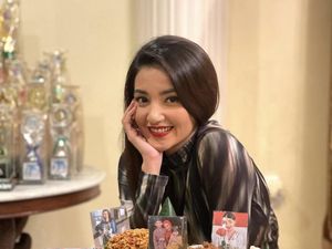 Kebahagiaan Tsania Marwa Usai Resmi Wisuda Magister Psikologi Kebahagiaan Tsania Marwa Usai Resmi Wisuda Magister Psikologi