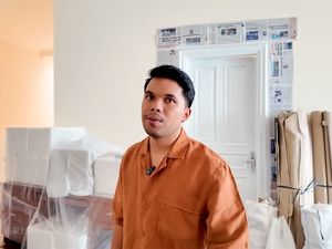 Thariq Halilintar Salurkan Ribuan Pakaian dan Bantuan Sekolah Untuk Korban Bencana