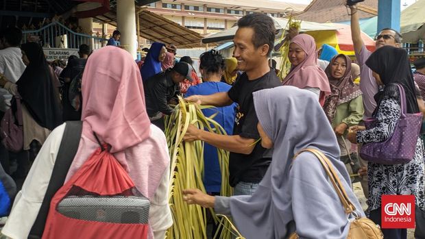 Prosesi Ngungelaken Gangsa (membunyikan untuk pertama kali gamelan) Sekaten di Masjid Agung Surakarta, Senin (9/9) siang diwarnai kericuhan.