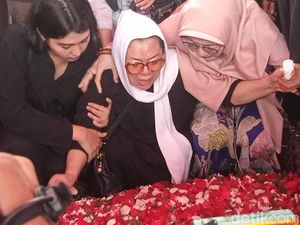 Tangis Ibunda Panjatkan Doa di Pusara Makam Puput Novel Tangis Ibunda Panjatkan Doa di Pusara Makam Puput Novel