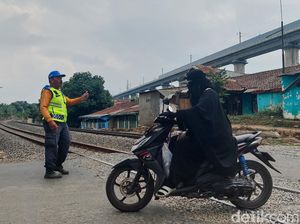 Kisah Ujang Sumarna, Sang Penjaga Perlintasan KA Tanpa Palang Pintu Kisah Ujang Sumarna, Sang Penjaga Perlintasan KA Tanpa Palang Pintu