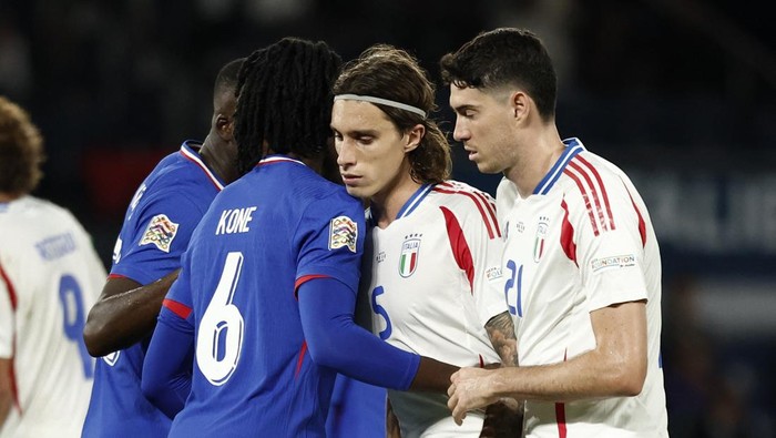 Soccer Football - Nations League - League A - Group 2 - France v Italy - Parc des Princes, Paris, France - September 6, 2024 Frances Manu Kone and Italys Riccardo Calafiori REUTERS/Benoit Tessier