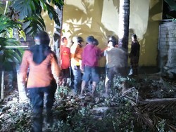 Pria di Lombok Dievakuasi Saat Hendak Bunuh Diri Minum Racun-Lompat dari Pohon