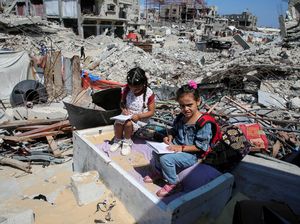 Potret Anak-anak Gaza Sekolah di Reruntuhan Bangunan