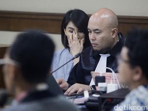 Video: Pecah Tangis Helena Lim Bacakan Pleidoi di Sidang Kasus Timah