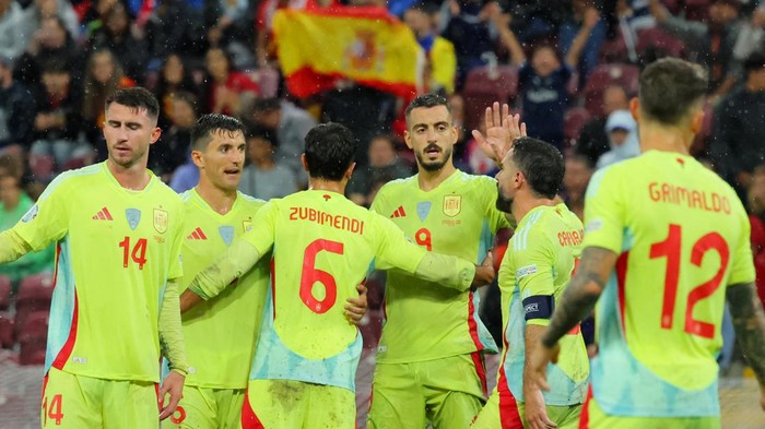 Soccer Football - Nations League - League A - Group 4 - Switzerland v Spain - Stade de Geneve, Geneva, Switzerland - September 8, 2024 Spains Joselu with teammates celebrate after the match REUTERS/Denis Balibouse
