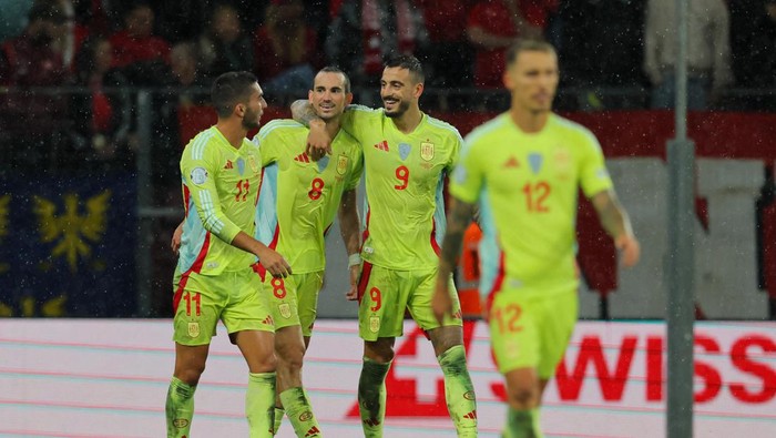 Soccer Football - Nations League - League A - Group 4 - Switzerland v Spain - Stade de Geneve, Geneva, Switzerland - September 8, 2024 Spains Joselu scores their first goal REUTERS/Denis Balibouse