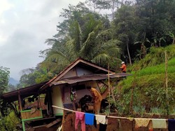 Saung Oma di Sumedang Rusak Akibat Longsor