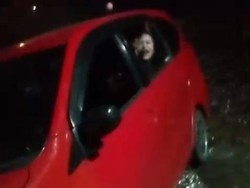 Pengendara Mobil Ngegas gegara Ogah Ditegur Buang Sampah di Jalan