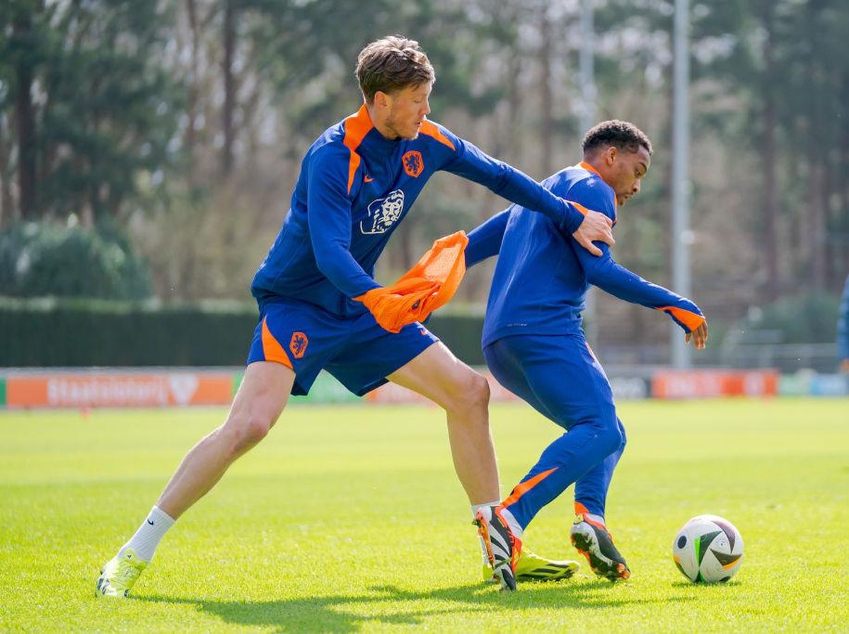 Wout Weghorst dan Jurrien Timber di sesi latihan Timnas Belanda. (Foto: Roy Lazet/Soccrates/Getty Images)