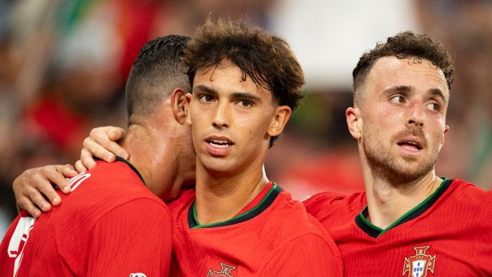 LISBON, PORTUGAL - SEPTEMBER 8: João Félix of Portugal (C) celebrates with teammates their victory at the end of the UEFA Nations League 2024/25 League A Group A1 match between Portugal and Scotland at  on September 8, 2024 in Lisbon, Portugal. (Photo by Pedro Loureiro/Eurasia Sport Images/Getty Images)