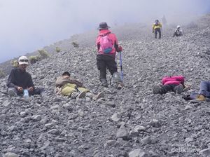 Kenalan dengan Letter E, Jalur Puncak Rinjani yang Bikin Nyerah Kenalan dengan Letter E, Jalur Puncak Rinjani yang Bikin Nyerah