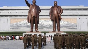 Ultah ke-76, Warga Korut Kunjungi Patung Kim Il Sung dan Kim Jong Il