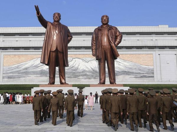 Ultah ke-76, Warga Korut Kunjungi Patung Kim Il Sung dan Kim Jong Il