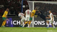 Maarten Paes berhasil menjaga gawangnya dengan baik dari serangan timnas Australia.  