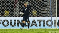 Penjaga gawang 26 tahun tersebut mencatatkan total lima penyelamatan gemilang seperti yang dirangkum situs AFC.  