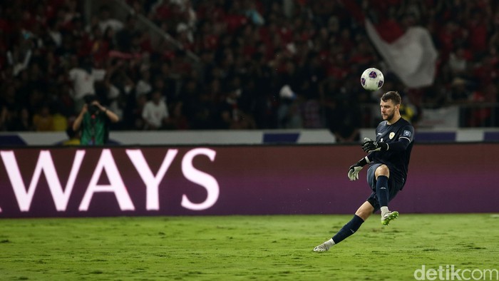 Maarten Paes tampil gemilang dalam pertandingan Indonesia vs Australia di Stadion GBK, Jakarta, Selasa (10/9/2024).