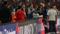 Maarten Paes berjabat tangan dengan Jokowi yang nonton langsung pertandingan tersebut.  