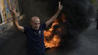 Aksi Bakar Ban Tuntut Kenaikan Gaji di Tengah Krisis Ekonomi Lebanon