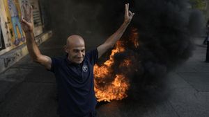 Aksi Bakar Ban Tuntut Kenaikan Gaji di Tengah Krisis Ekonomi Lebanon