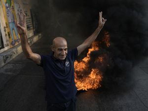 Aksi Bakar Ban Tuntut Kenaikan Gaji di Tengah Krisis Ekonomi Lebanon Aksi Bakar Ban Tuntut Kenaikan Gaji di Tengah Krisis Ekonomi Lebanon