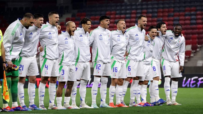 BUDAPEST, HUNGARY - SEPTEMBER 09: (L-R) Gianluigi Donnarumma, Alessandro Bastoni, Alessandro Buongiorno, Federico Dimarco, Samuele Ricci, Raoul Bellanova, Davide Frattesi, Federico Gatti, Giacomo Raspadori, Sandro Tonali and Moise Kean of Italys starting eleven bellow out the final line of their national anthem prior to kick off in the UEFA Nations League 2024/25 League A Group A2 match between Israel and Italy at Bozsik Arena on September 09, 2024 in Budapest, Hungary. (Photo by Jonathan Moscrop/Getty Images)