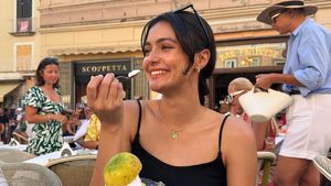 Pose Keren Amanda Rawles saat Makan Es Krim di Italia dan Hawai