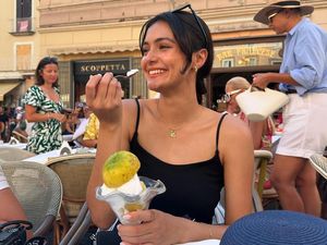 Pose Keren Amanda Rawles saat Makan Es Krim di Italia dan Hawai Pose Keren Amanda Rawles saat Makan Es Krim di Italia dan Hawai