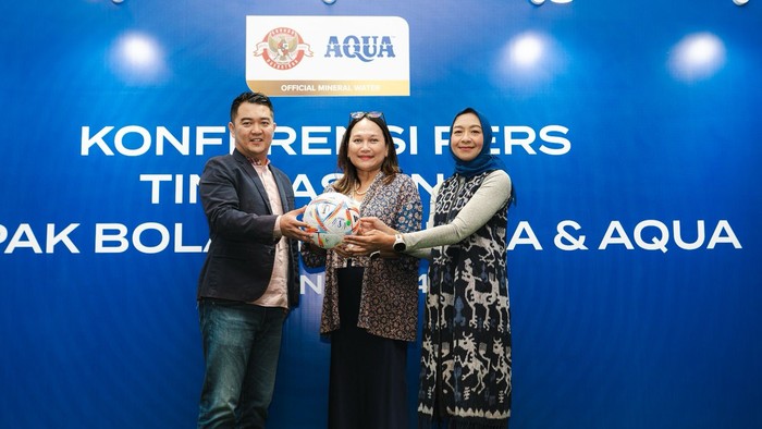 AQUA, sebagai pelopor Air Minum Dalam Kemasan (AMDK) yang telah lebih dari 50 tahun menyediakan hidrasi sehat bagi masyarakat Indonesia, terus memberikan 100% dukungannya untuk Timnas Indonesia. Komitmen ini diwujudkan kembali dengan peluncuran label edisi khusus Timnas Indonesia.
