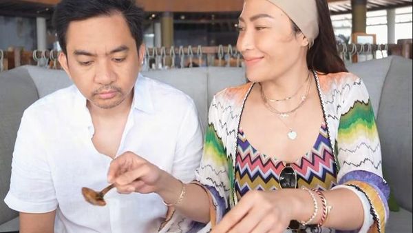 Keseruan Ayu Dewi Makan Bareng Suami hingga Masak Mie Carbonara