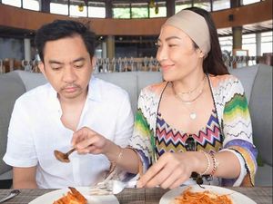 Keseruan Ayu Dewi Makan Bareng Suami hingga Masak Mie Carbonara