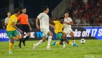 Indonesia langsung mengancam pada menit pertama! Sandy Walsh melepaskan sepakan mendatar yang masih bisa dihalau Mat Ryan, bola lepas lantas dikejar dan diselesaikan Rafael Struick tapi lagi-lagi ditepis. 
