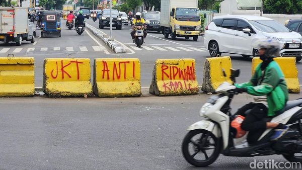 Coretan JKT Anti Ridwan Kamil Hiasi Separator Jalan