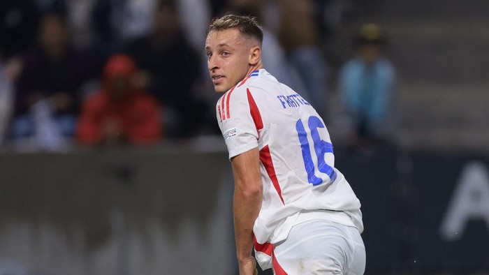 BUDAPEST, HUNGARY - SEPTEMBER 09: Davide Frattesi of Italy runs off to celebrate with team mates after scoring to give the side a 1-0 lead during the UEFA Nations League 2024/25 League A Group A2 match between Israel and Italy at Bozsik Arena on September 09, 2024 in Budapest, Hungary. (Photo by Jonathan Moscrop/Getty Images)