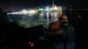 Penampakan Dua Kapal Nelayan Terbakar di Dermaga Muara Baru