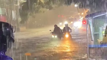 Jalan di Depok Banjir Berarus Saat Hujan Deras, Sejumlah Motor Mogok