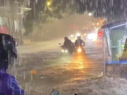 Jalan di Depok Banjir Berarus Saat Hujan Deras, Sejumlah Motor Mogok