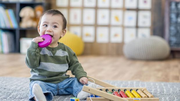 Ide Stimulasi Bayi Usia 10 Bulan agar Perkembangannya Ideal