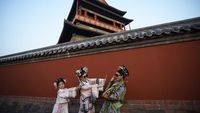 Istana Kekaisaran Beijing Diramaikan Pengunjung Berkostum Dinasti Qing
