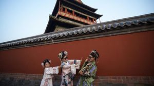 Istana Kekaisaran Beijing Diramaikan Pengunjung Berkostum Dinasti Qing