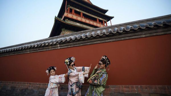 Istana Kekaisaran Beijing Diramaikan Pengunjung Berkostum Dinasti Qing