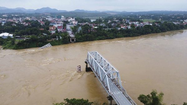 Jembatan di Vietnam Putus Dihantam Topan Yagi