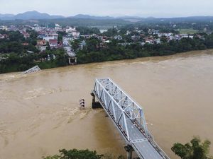 Jembatan di Vietnam Putus Dihantam Topan Yagi