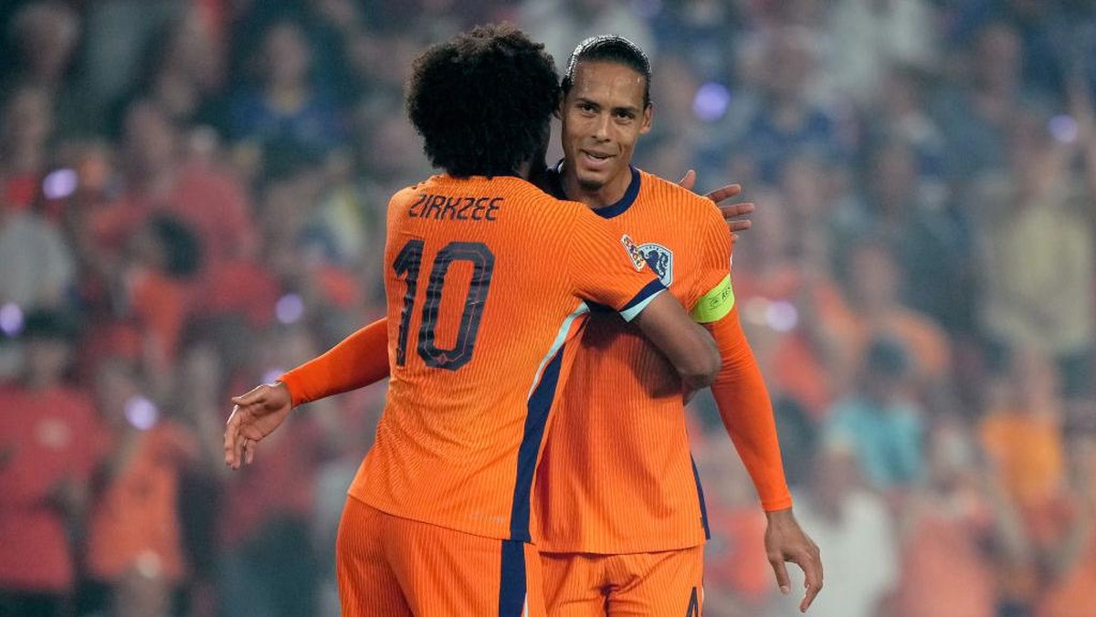 Virgil van Dijk dan Joshua Zirkzee. (Foto: Roy Lazet/Soccrates/Getty Images)