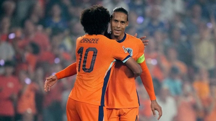 EINDHOVEN, NETHERLANDS - SEPTEMBER 7: Joshua Zirkzee of Holland celebrating 1-0 with Virgil van Dijk of Holland during the UEFA Nations league match between Holland v Bosnia and Herzegovina at the Philips Stadium on September 7, 2024 in Eindhoven Netherlands (Photo by Roy Lazet/Soccrates/Getty Images)