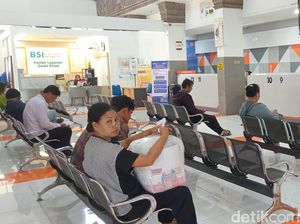 Tiga Ribu Pelamar CASN Berburu Meterai di Kantor Pos Denpasar Tiga Ribu Pelamar CASN Berburu Meterai di Kantor Pos Denpasar