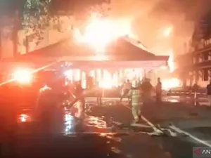 Terdengar Ledakan 3 Kali Saat Pos Bloc Jakarta Terbakar Dini Hari Tadi Terdengar Ledakan 3 Kali Saat Pos Bloc Jakarta Terbakar Dini Hari Tadi